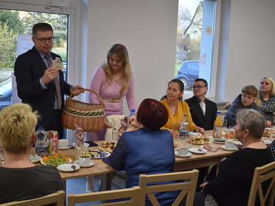 Dzień Kobiet w sołectwie Drogomin. Burmistrz Sulęcina wraz z Zastępczynią wręczający upominki.