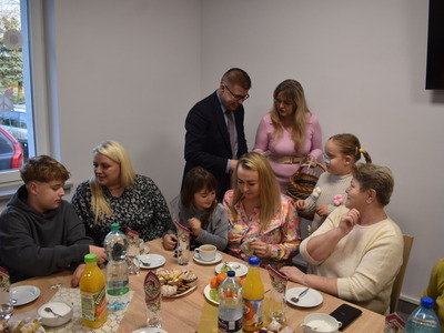 Dzień Kobiet w sołectwie Drogomin. Burmistrz Sulęcina wraz z Zastępczynią wręczający upominki.