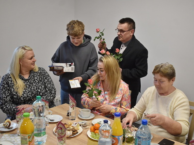 Dzień Kobiet w sołectwie Drogomin. Wręczenie kwiatków i słodkich upominków.