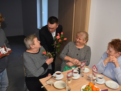 Dzień Kobiet w sołectwie Drogomin. Wręczenie kwiatków i słodkich upominków.