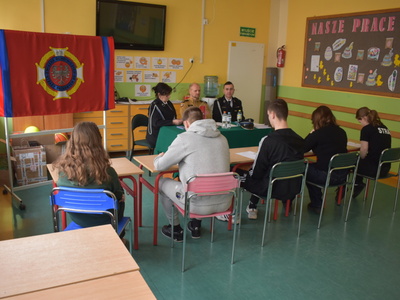 Eliminacje miejsko-gminne OTWP w Sulęcinie. Uczestnicy wypełniający test.