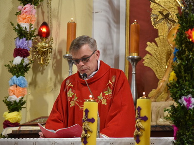 Sulęciński Jarmark Koguci 2024. Ksiądz Proboszcz Sławomir Przychodny.