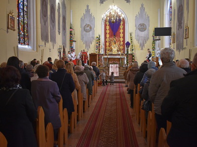 Sulęciński Jarmark Koguci 2024. Zebrani podczas mszy.
