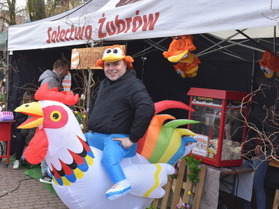 Sulęciński Jarmark Koguci 2024. Sołtys Żubrowa w przebraniu.