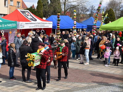 Sulęciński Jarmark Koguci 2024. Wprowadzenie korowodu z palmami.