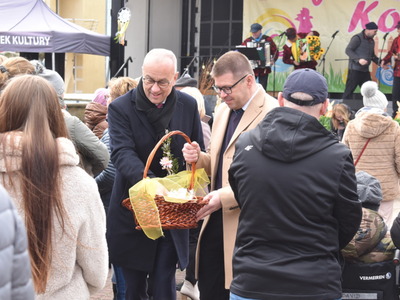 Sulęciński Jarmark Koguci 2024. Burmistrz Sulęcina wraz z Marszałkiem Województwa Lubuskiego wręczający słodkie upominki.