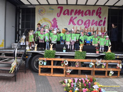 Sulęciński Jarmark Koguci 2024. Występ dzieci.
