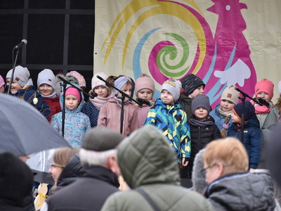 Sulęciński Jarmark Koguci 2024. Występ dzieci.