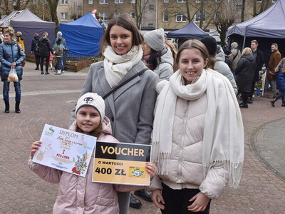 Sulęciński Jarmark Koguci 2024. Dzieci z otzymaną nagrodą. 