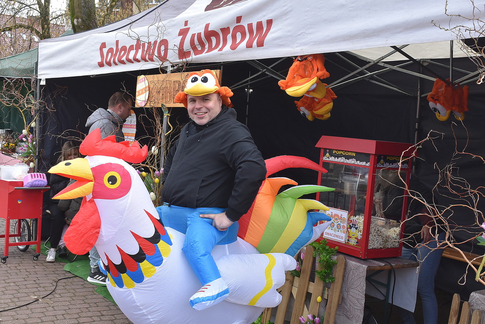 Sulęciński Jarmark Koguci 2024. Sołtys Żubrowa w przebraniu. 