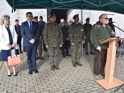 Uroczysty apel w Ośrodku Szkolenia Poligonowego Wojsk Lądowych w Wędrzynie.