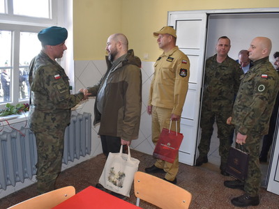 Uroczysty apel w Ośrodku Szkolenia Poligonowego Wojsk Lądowych w Wędrzynie.
