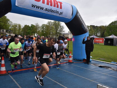 XXV Memoriał Stanisława Ożoga. Start do biegu na 10 kilometrów. 