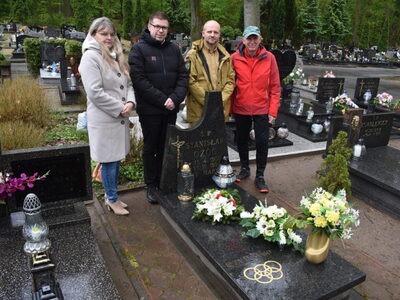 XXV Memoriał Stanisława Ożoga. Złożenie kwiatów i zapalenie znicza przez przedstawicieli samorządu terytorialnego i Państwowej Straży Pożarnej.