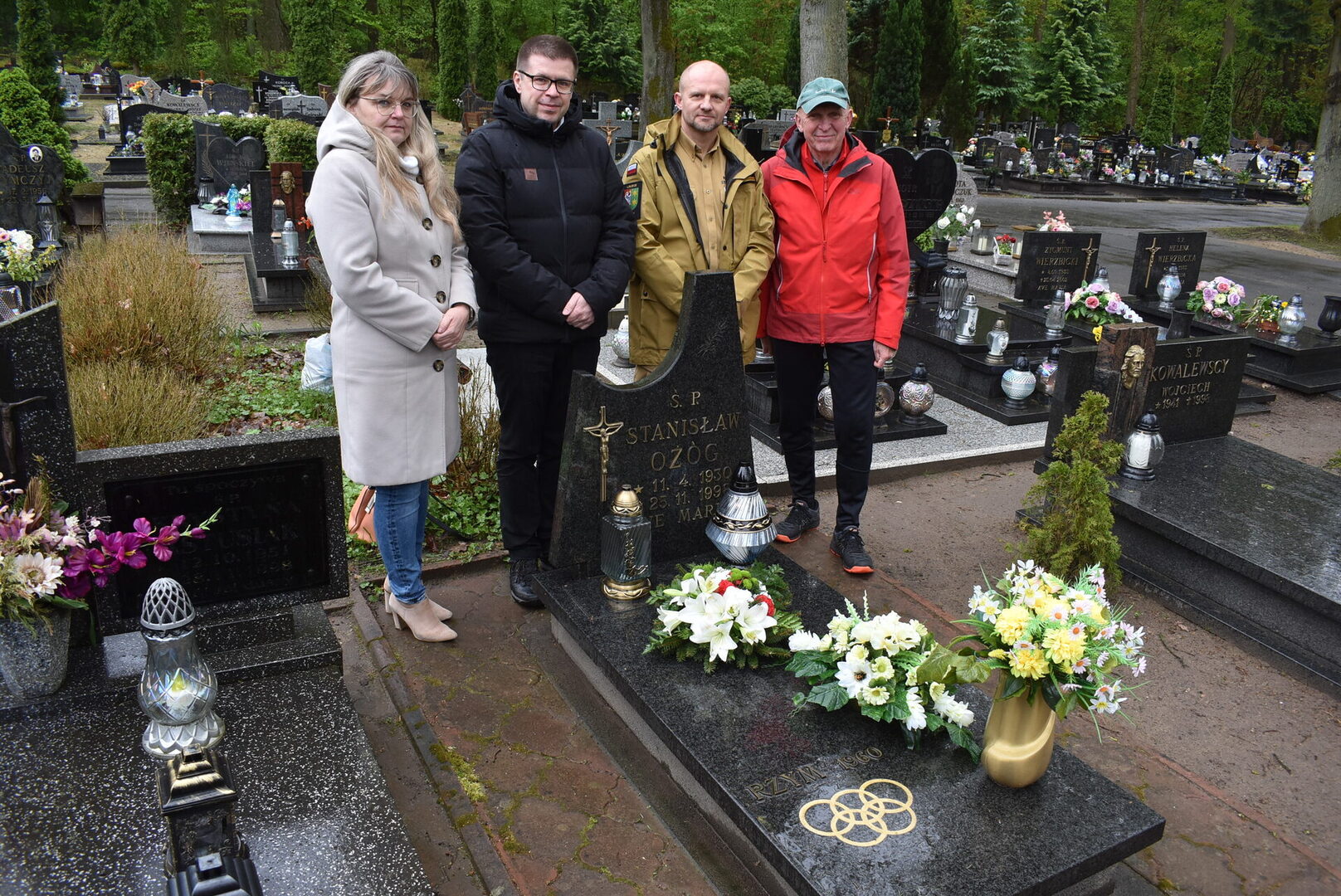 XXV Memoriał Stanisława Ożoga. Złożenie kwiatów i zapalenie znicza przez przedstawicieli samorządu terytorialnego i Państwowej Straży Pożarnej.