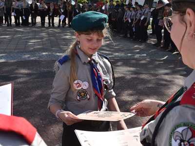 Zakończenie XV Rajdu Harcerskiego "Czerwona Jedynka". Wręczenie dyplomu za udział w XV Rajdzie.