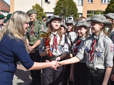 Zakończenie XV Rajdu Harcerskiego "Czerwona Jedynka". Gratulacje od zastępcy burmistrza Sulęcina Iwony Walczak. 