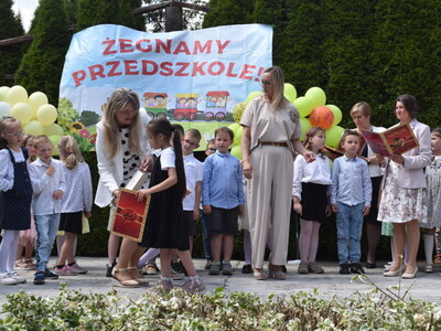 Sześciolatki pożegnały się z przedszkolem. 