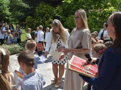 Sześciolatki pożegnały się z przedszkolem. 