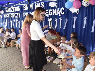 Dziękujemy za wspólne cztery lata. Pożegnanie sześciolatków z Przedszkolem nr 2 im. Małych Odkrywców.