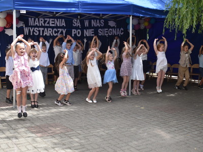 Dziękujemy za wspólne cztery lata. Pożegnanie sześciolatków z Przedszkolem nr 2 im. Małych Odkrywców.