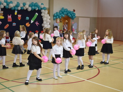 Ślubowanie uczniów klas pierwszych w Szkole Podstawowej nr 2 im. Polskich Olimpijczyków w Sulęcinie.