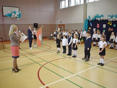 Ślubowanie uczniów klas pierwszych w Szkole Podstawowej nr 2 im. Polskich Olimpijczyków w Sulęcinie.