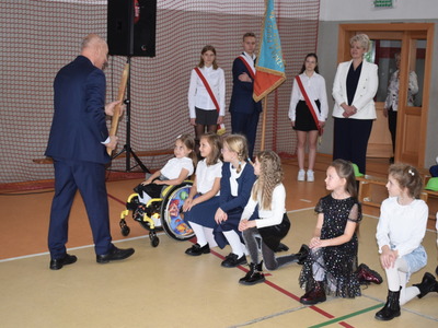 Ślubowanie uczniów klas pierwszych w Szkole Podstawowej nr 2 im. Polskich Olimpijczyków w Sulęcinie.