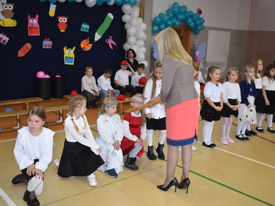 Ślubowanie uczniów klas pierwszych w Szkole Podstawowej nr 2 im. Polskich Olimpijczyków w Sulęcinie.