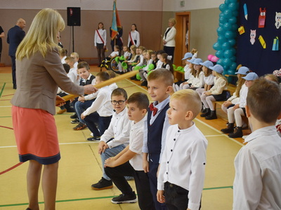 Ślubowanie uczniów klas pierwszych w Szkole Podstawowej nr 2 im. Polskich Olimpijczyków w Sulęcinie.