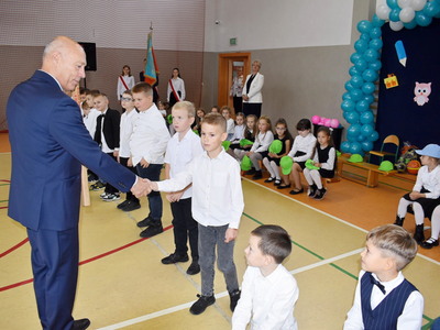 Ślubowanie uczniów klas pierwszych w Szkole Podstawowej nr 2 im. Polskich Olimpijczyków w Sulęcinie.