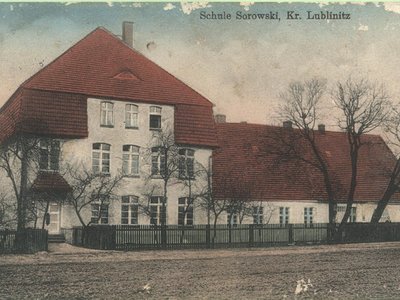 Alt= "Budynek szkoły na Zborowskim, na pocztówce. źródło: https://lubliniec.naszemiasto.pl/publiczna-szkola-podstawowa-w-zborowskiem-skonczyla-210-lat/ar/c8-1731175 "