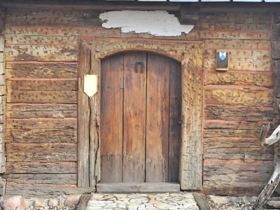 Alt="Zdjęcie przedstawia odrestaurowany detal architektoniczny - drzwi, dawnej Fabryki Fajek. Zdjęcie: Katarzyna Płuciennik"