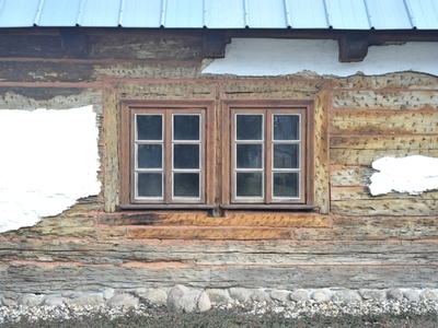 Alt="Zdjęcie przedstawia odrestaurowany detal architektoniczny - drzwi, dawnej Fabryki Fajek. Zdjęcie: Katarzyna Płuciennik"