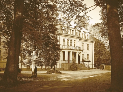 Alt= "Zdjęcie przedstawia Pałac w Ciasnej z perspektywy parku. Zdjęcie Sebastian Romankiewicz"