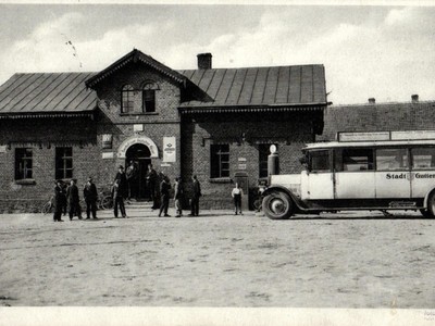 Alt:="Zdjęcie przestawia Gasthaus zum Deutschen Kaiser, właściciel Ernst Richter. Obok stacja benzynowa i autobus z miasta Dobrodzień. Zdjęcie ze strony https://fotopolska.eu/Bar_Sierakowianka_Sierakow_Slaski?f=712605-foto ,dostęp 27.10. 2021r."