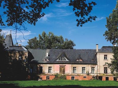 Alt= "Zdjęcie przedstawia Pałac w Sierakowie Śląskim od strony parku. foto: archiwum gminy."