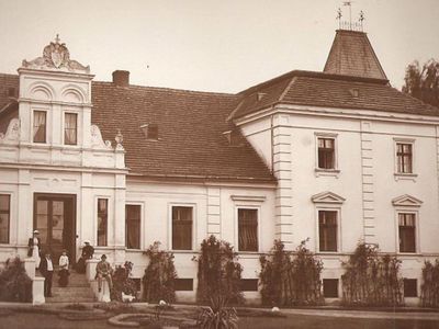 Alt= "Zdjęcie przedstawia Pałac w Sierakowie Śląskim w roku 1910. Zdjęcie ze strony: http://www.polskiezabytki.pl/m/obiekt/5335/Sierakow/ "