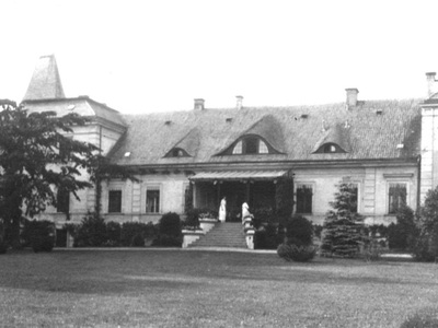 Alt= "Zdjęcie przedstawia Pałac w Sierakowie Śląskim. Zdjęcie ze strony: http://www.polskiezabytki.pl/m/obiekt/5335/Sierakow/ "