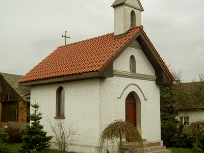 Alt="Zdjęcie przedstawia kapliczkę w Jeżowej. Zdjęcie A. Rojek."