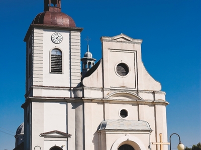 Alt="Zdjęcie przedstawia fasadę kościoła św. Jadwigi w Jeżowej. Zdjęcie S. Romankiewicz"