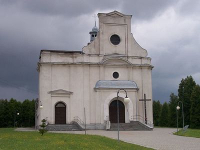 Alt="Zdjęcie przedstawia kościół bez wieży z roku 2007. Źródło: https://fotopolska.eu/Jezowa/b1966,Kosciol_sw_Jadwigi.html?f=5174-foto "