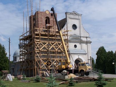 Alt="Zdjęcie przestawia prace budowlane przy wieży z roku 2008. Źródło: https://fotopolska.eu/Jezowa/b1966,Kosciol_sw_Jadwigi.html?f=5174-foto"