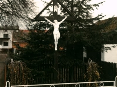 Alt="Zdjęcie przedstawia krzyż przy ulicy Asfaltowej w Dzielnej. Zdjęcie: archiwum Gminy Ciasna."