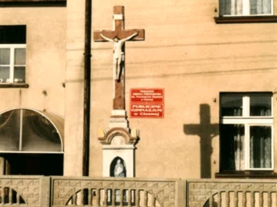 15 Alt="Zdjęcie przedstawia krzyż znajdujący się w Ciasnej przy Szkole Podstawowej (DK11). Zdjęcie: archiwum Gminy Ciasna."