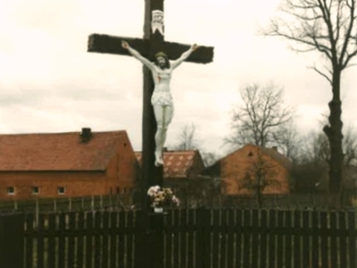 16 Alt= "Zdjęcie przedstawia krzyż znajdujący się w Jeżowej przy ulicy Asfaltowej. Zdjęcie: archiwum Gminy Ciasna."