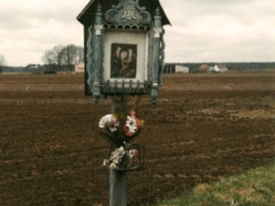 17 Alt= "Zdjęcie przedstawia kapliczkę znajdującą się w Jeżowej przy ulicy Młyńskiej. Zdjęcie: archiwum Gminy Ciasna."