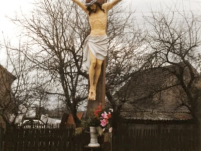 Alt="Zdjęcie przedstawia krzyż znajdujący się w Molnej – na skrzyżowaniu ul. Wiejskiej oraz DK 11. Zdjęcie: archiwum Gminy Ciasna."