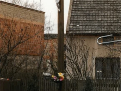 Alt="Zdjęcie przedstawia krzyż znajdujący się w Glinicy przy drodze DK11. Zdjęcie: archiwum Gminy Ciasna."