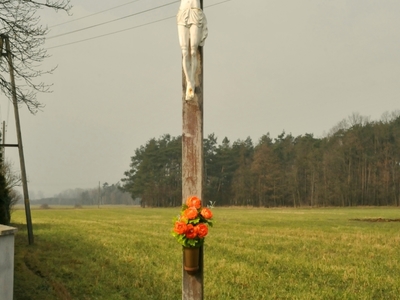 7. Alt="Zdjęcie przedstawia krzyż znajdujący się na Zborowskiem przy drodze Głównej. Zdjęcie: K.Płuciennik."